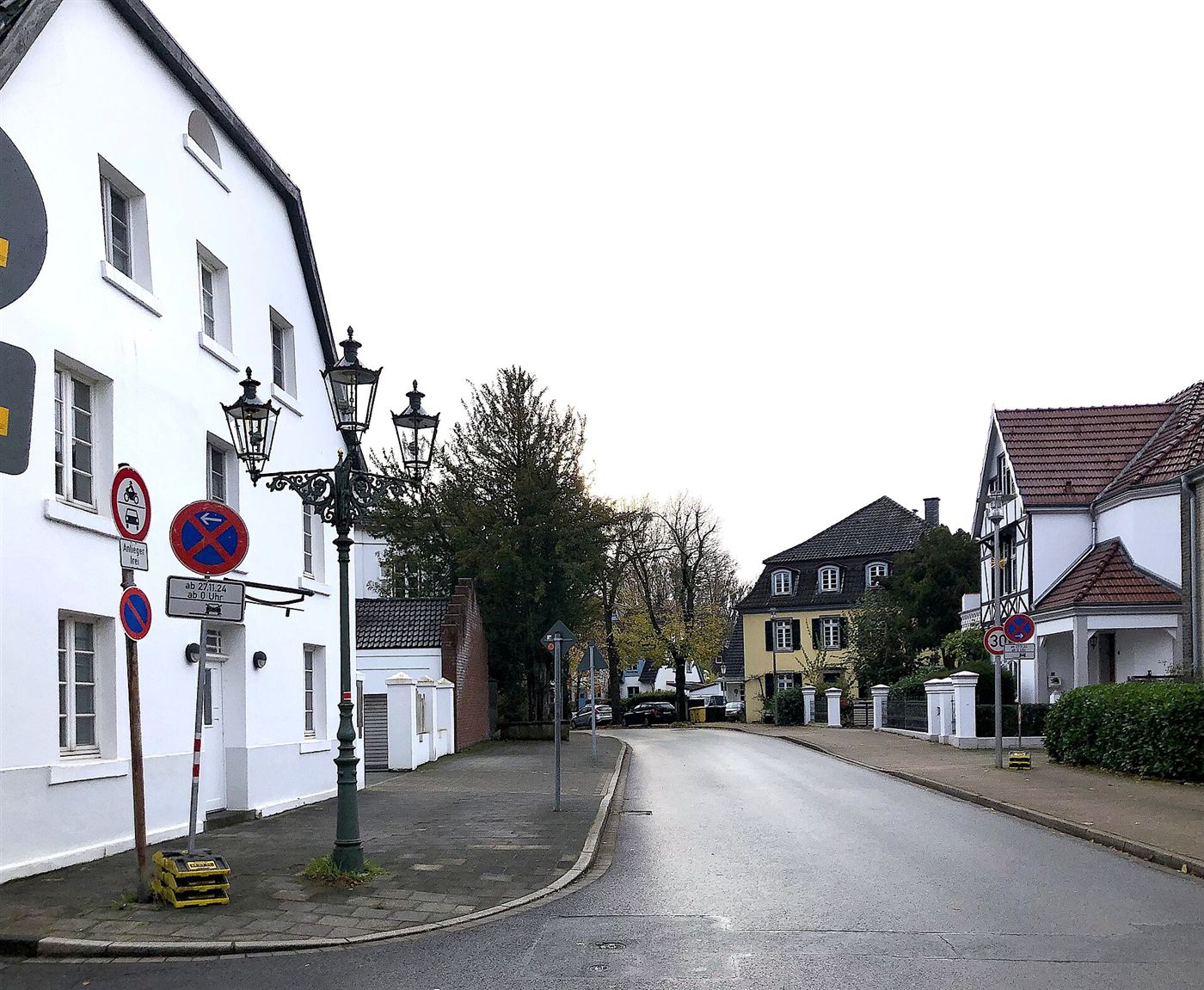 Straße Am Alten Rhein in Düsseldorf-Urdenbach mit Laterne und Wohnhäusern