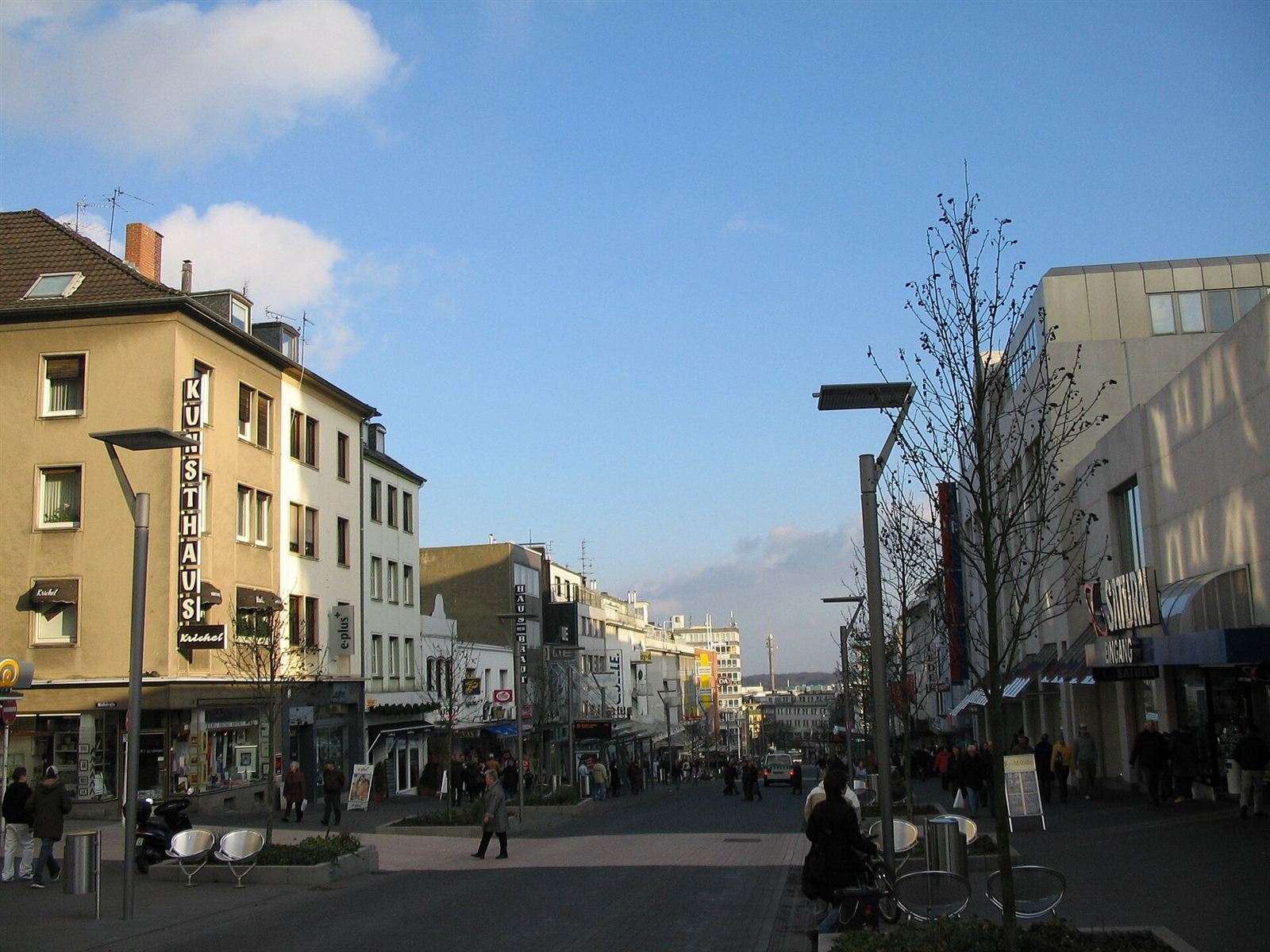 Hindenburgstraße in Mönchengladbach mit Geschäften und Passanten in der Abendsonne