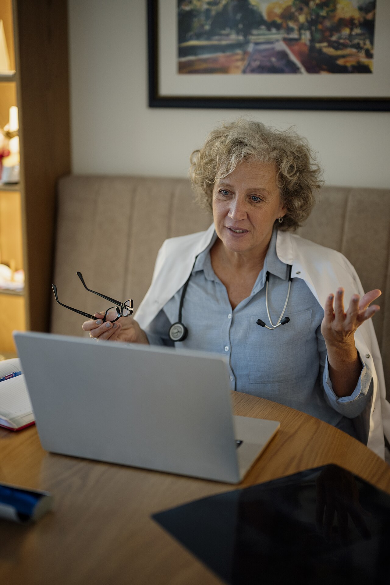 Eine Ärztin erklärt einer Patientin im Videogespräch etwas