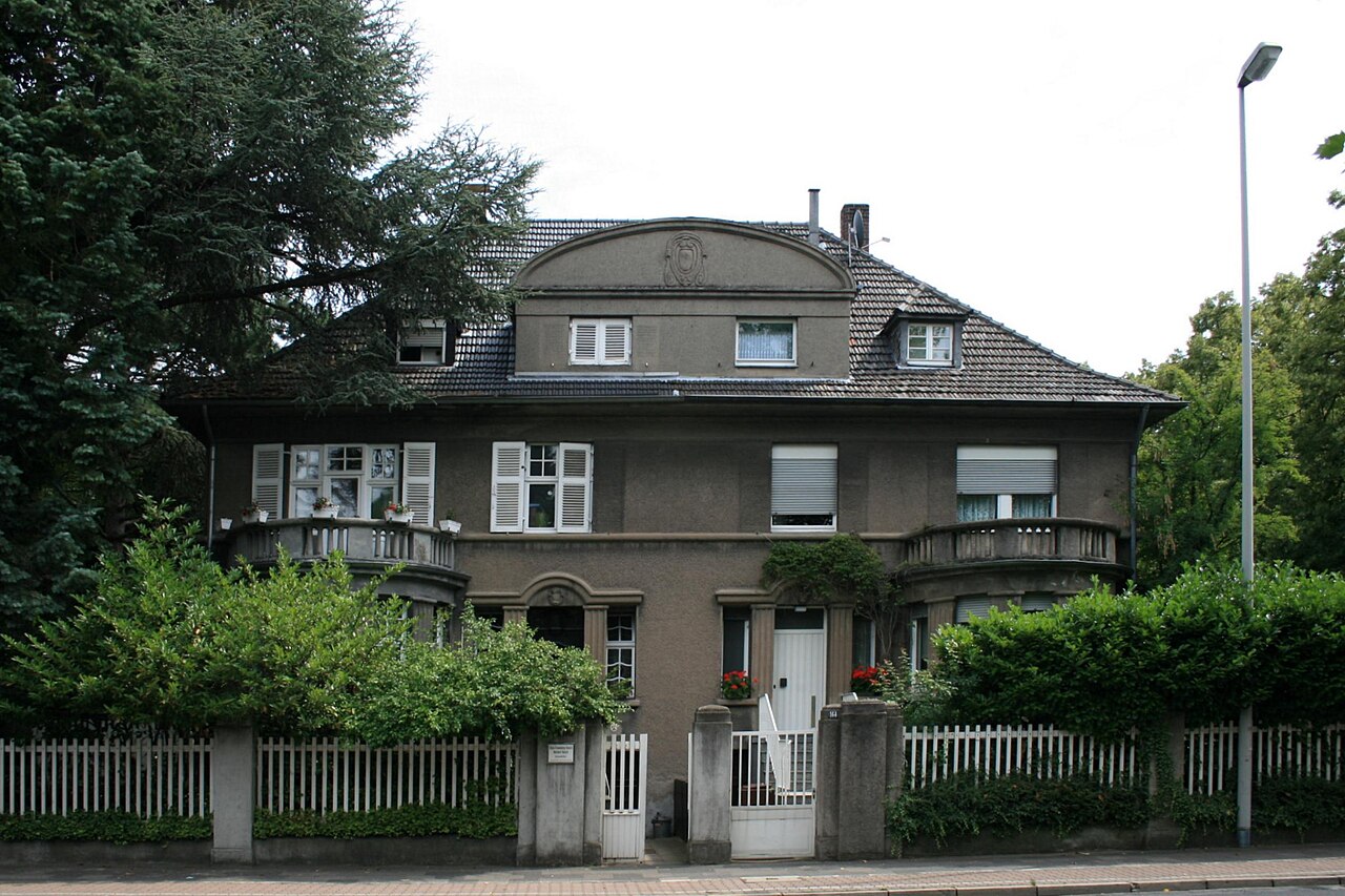 Villa mit Erkern und Vorgarten an der Gartenstraße in Mönchengladbach-Rheydt